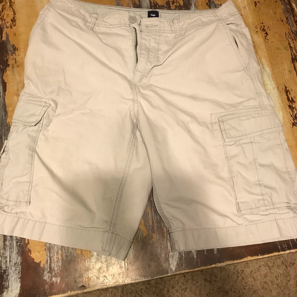 Gap Cargo Shorts Size: 34
